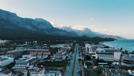 Vista-Por-Drones-De-La-Ciudad-De-Kemer-En-Antalya,-Ciudad-Turística-En-La-Costa-Mediterránea-De-Turquía