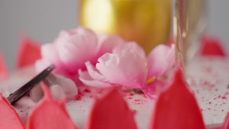 pastel decorado con fruta de dragón y flor