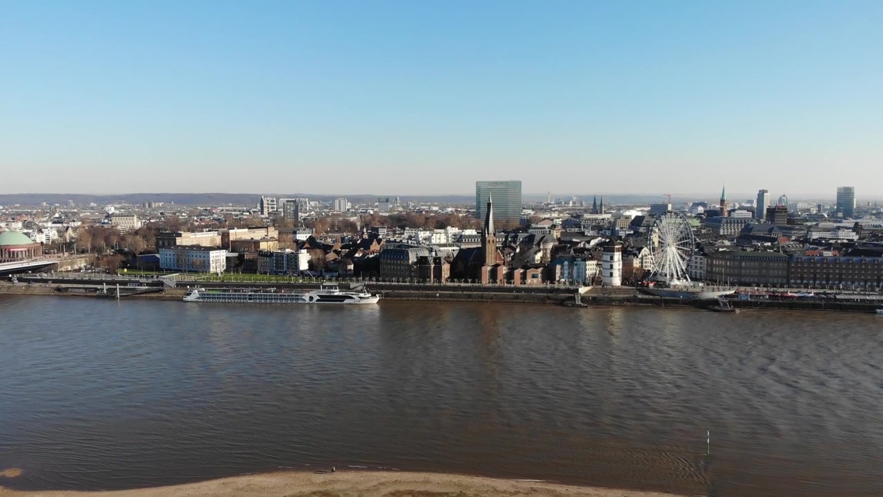 Riprese drone della Altstadt di Düsseldorf sul fiume Reno, centro città, con tempo invernale soleggiato, focus sulla chiesa