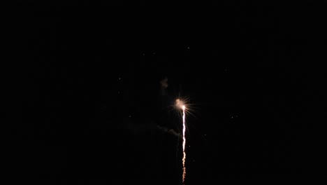 un enorme espectáculo de fuegos artificiales rojos que ilumina el cielo nocturno con un espectáculo deslumbrante y una brillante explosión de colores