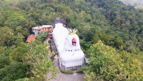 iglesia inusual en el paisaje forestal