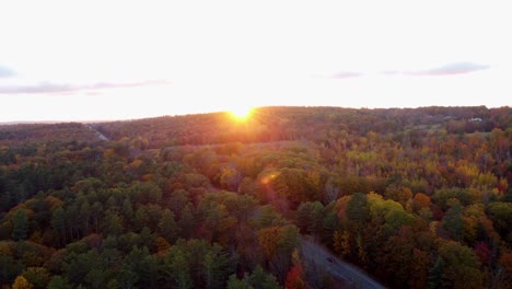 Un-Fotograma-De-Una-Brillante-Puesta-De-Sol-En-Winthrop-Maine-Durante-La-Temporada-De-Otoño