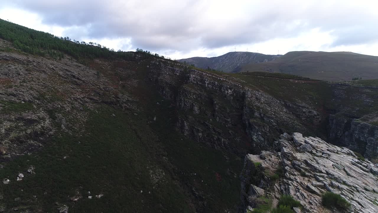 acantilado de montaña con un fondo precioso