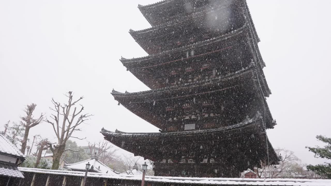 invierno en japón, fuertes nevadas cayendo sobre la pagoda hokan-ji yasaka