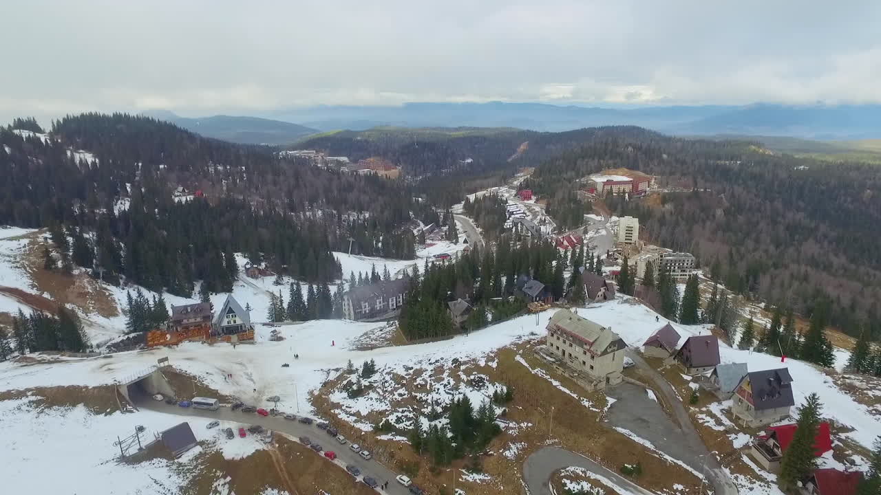 vista aérea del deporte turístico, zona de esquí y complejo recreativo en la montaña jahorina, bosnia y herzegovina