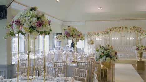 Un-Hermoso-Escenario-De-Bodas-En-El-Banquete,-Vista-Superior