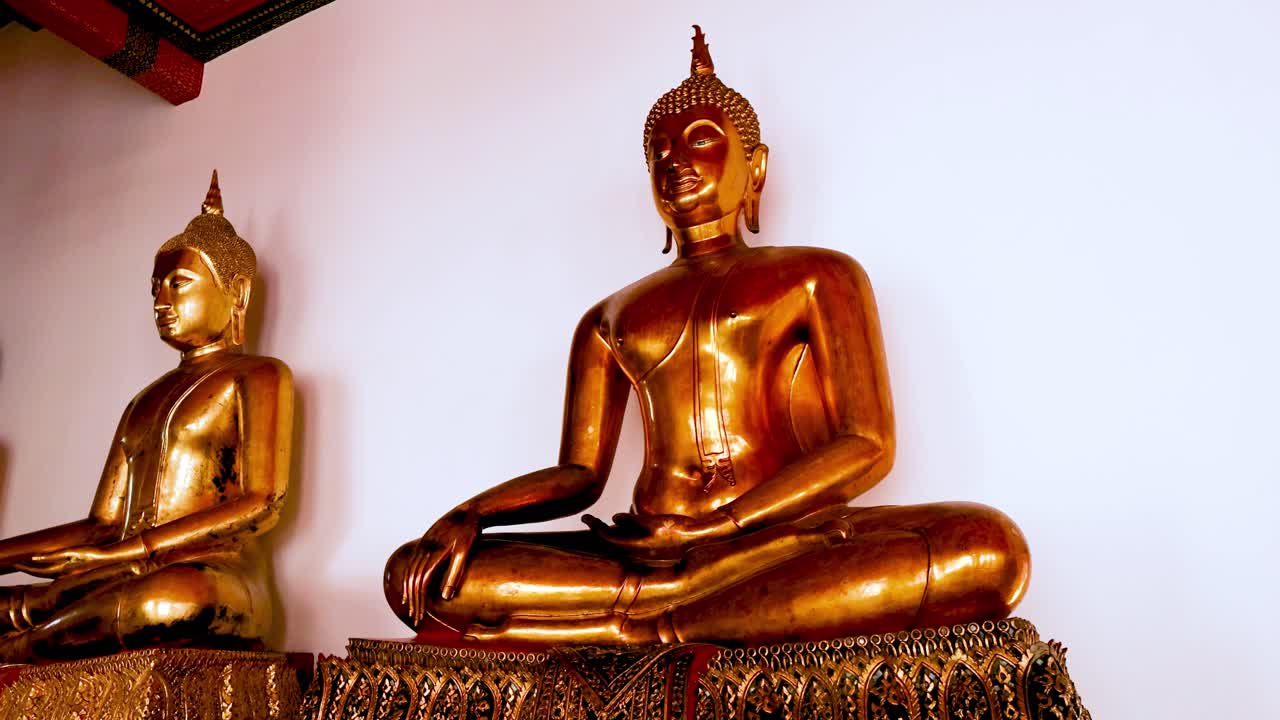 estatuas de buda en meditación serena en el wat pho