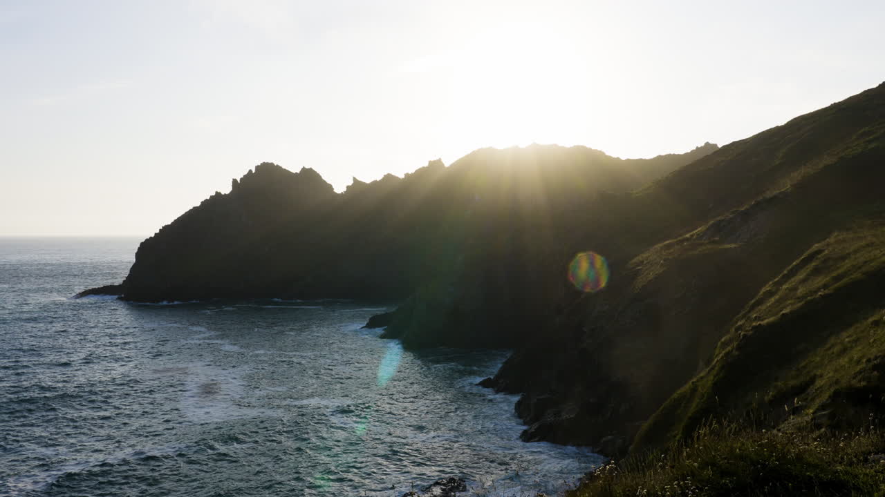 해가 지면 해안 절벽