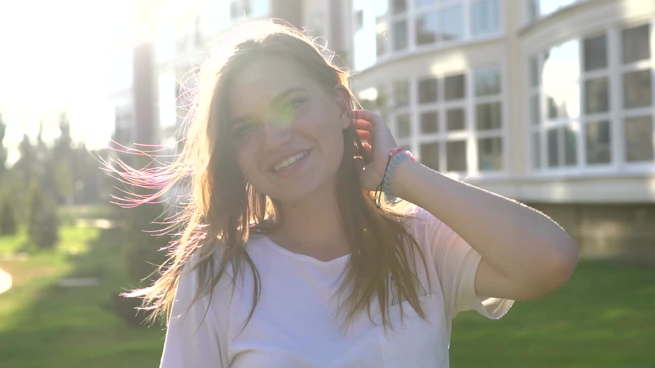 joven feliz al aire libre