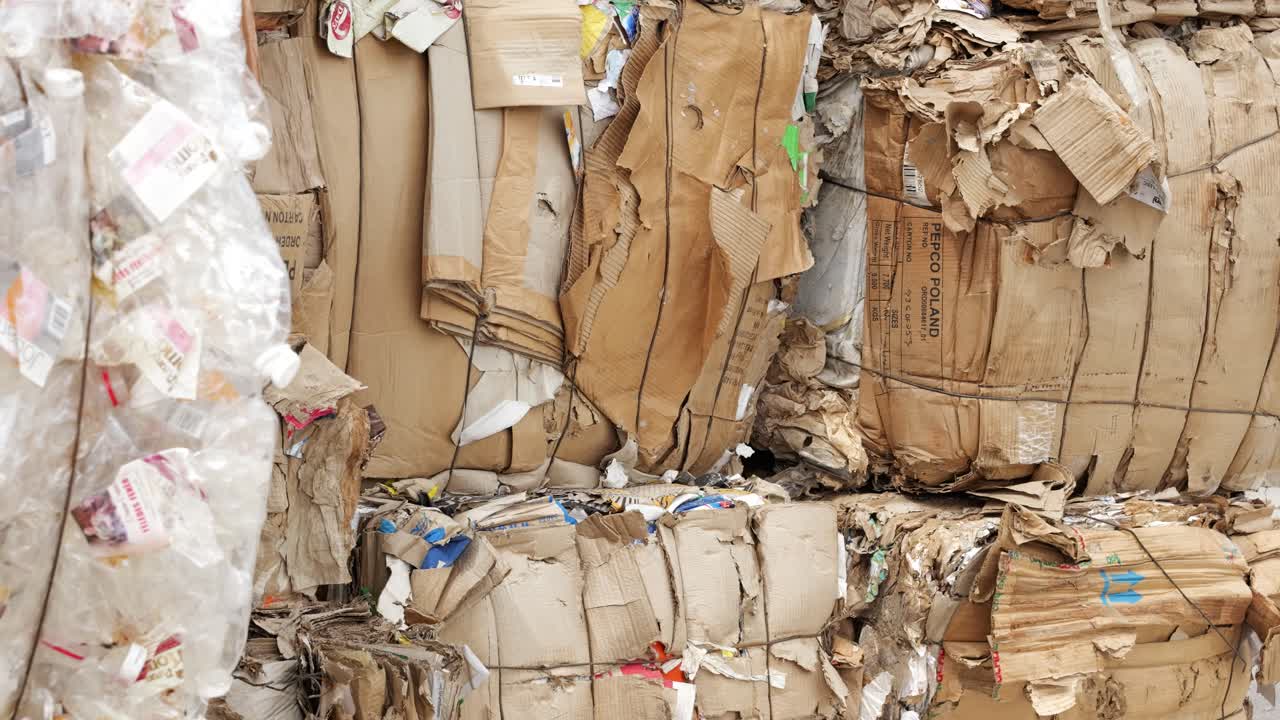 재활용 공장에서 쌓인 카드보드, 종이  ⁇