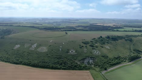 estableciendo una vista aérea hacia el conjunto de insignias regimentales talladas en la ladera de tiza fovant en el campo de wiltshire