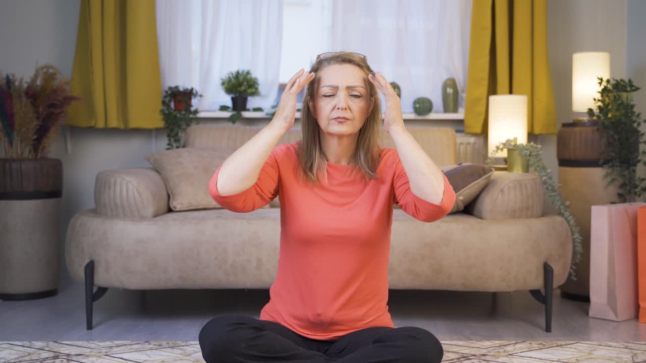 una mujer con dolor de cabeza.