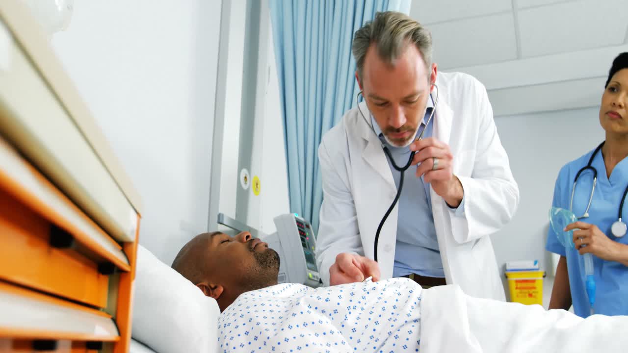 médico examinando a un paciente