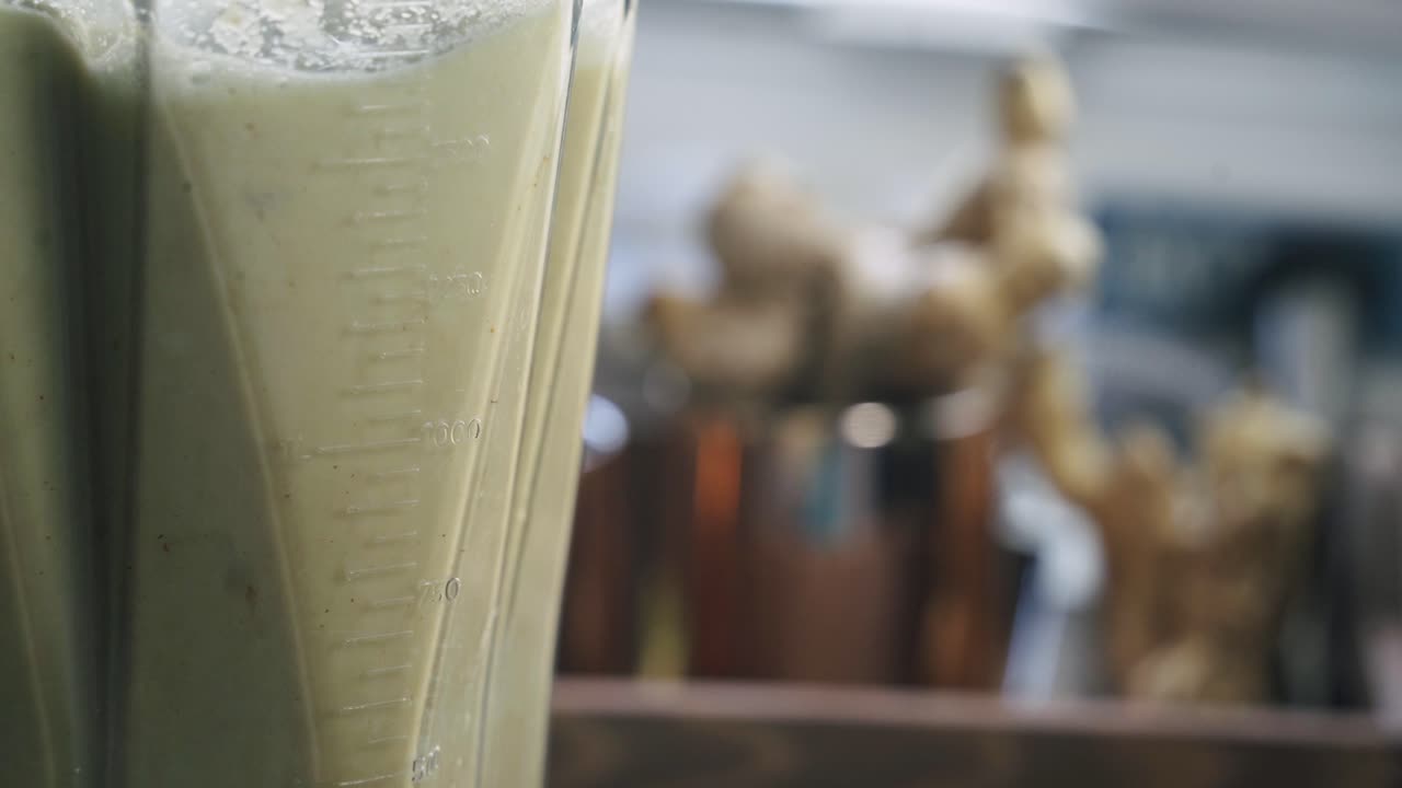 전체 생강 조각과 혼합 된 생강의 훌륭한 은 배경에 초점을 맞추지 않습니다