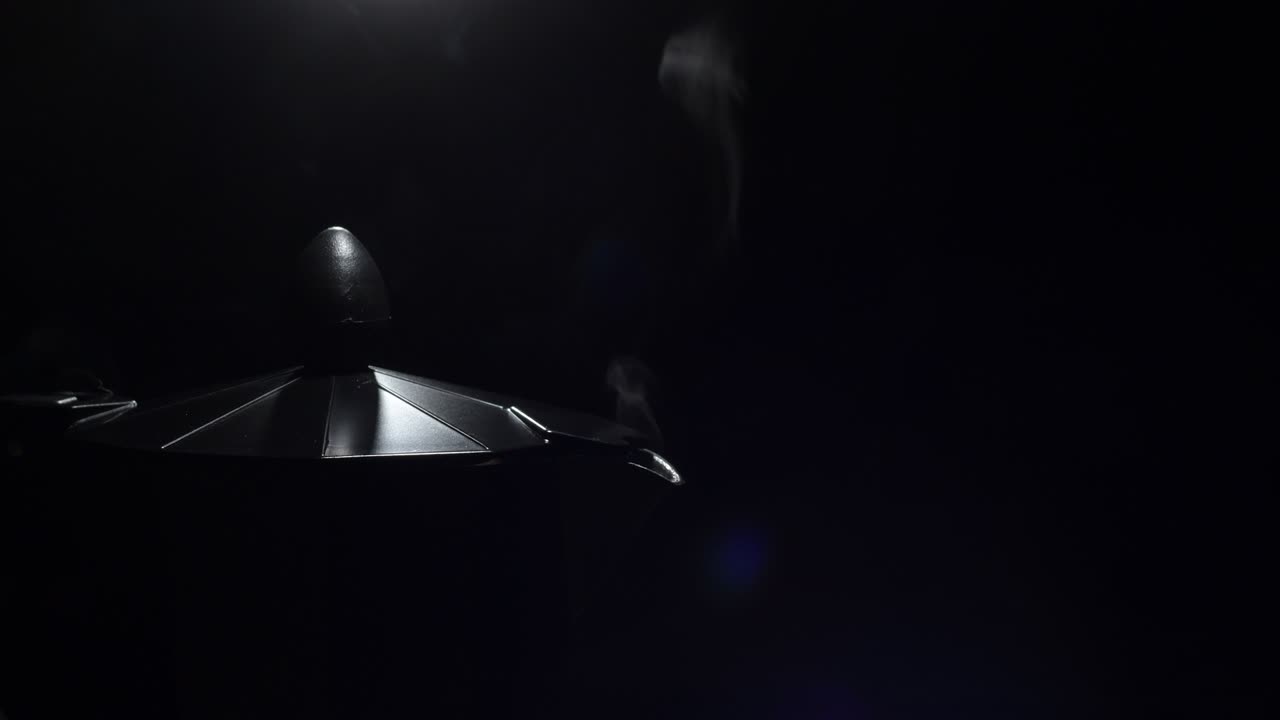 가정용 부에서 커피를 만들고 나서 연기가 나는 커피 비의 물