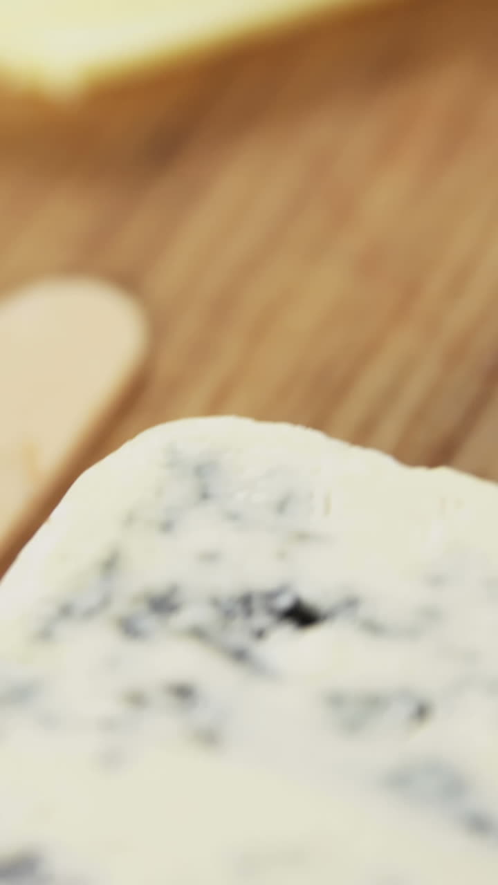 varios alimentos en tablero de madera