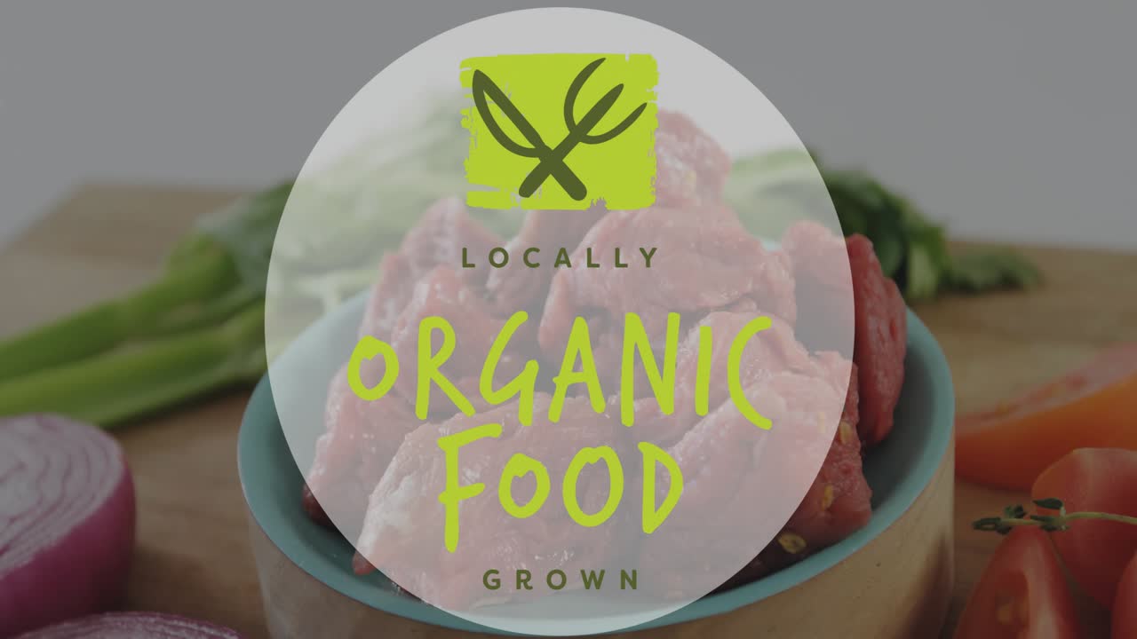 Animazione di cibo biologico coltivato localmente sopra verdure fresche e carne.