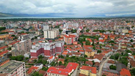 Luftdrohnenschwenkaufnahme-Von-Links-Nach-Rechts-über-Stadtgebäuden-In-Shkodra,-Auch-Bekannt-Als-Shkoder-Oder-Scutari-Im-Nordwesten-Albaniens