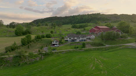 Increíble-Puesta-De-Sol-Sobre-La-Granja-En-Una-Colina-Dorada