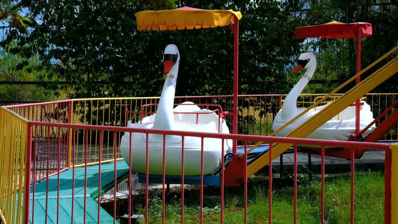 детская карусель в парке развлечений.