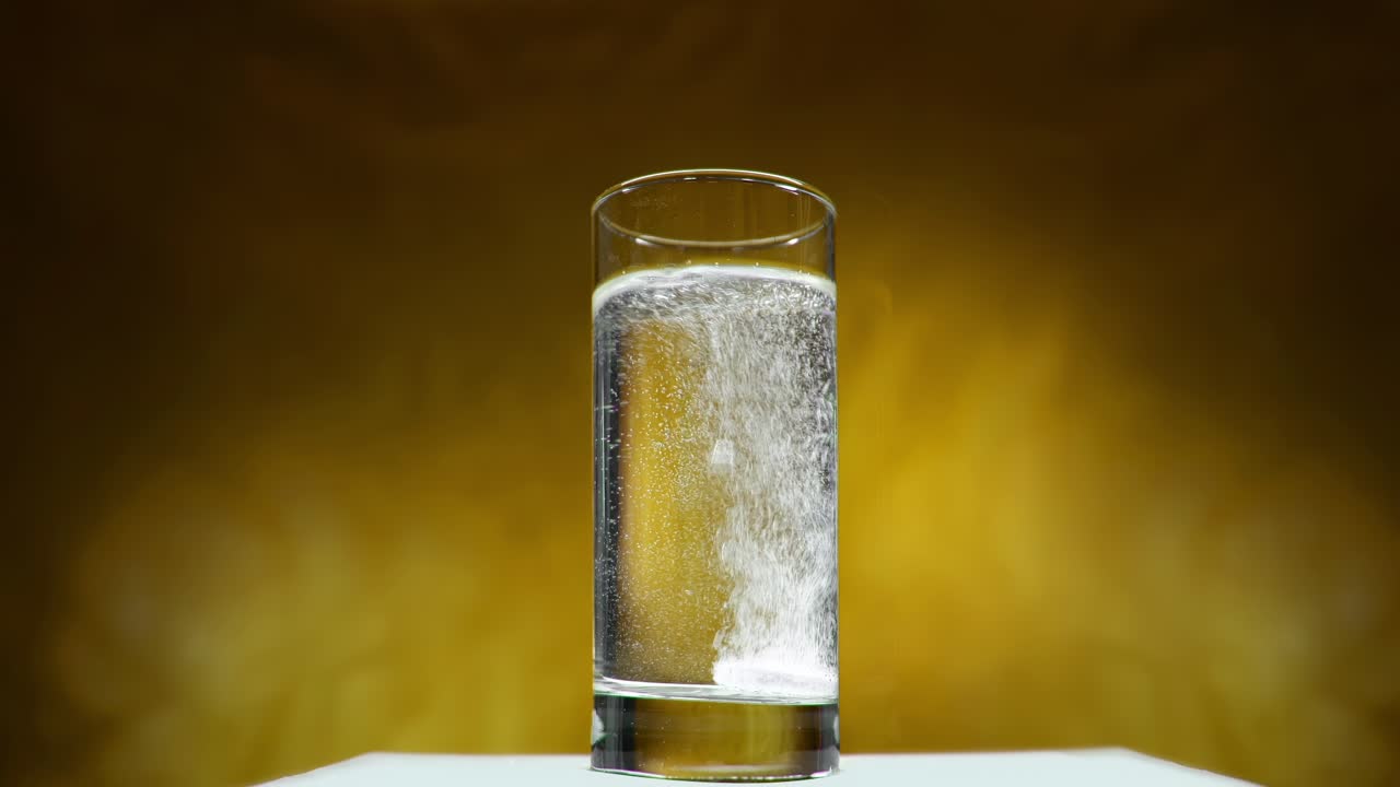 vida muerta de un hermoso vaso de agua clara que refleja la luz y se duplica como una bebida