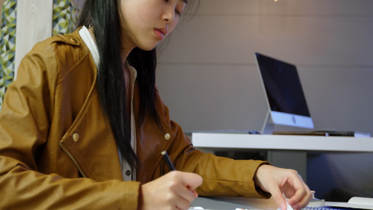 사무실 카페테리아 4k에서 테이블에서 일하는 임원