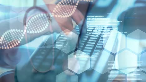 animación de la cadena de adn, procesamiento de datos sobre el médico escribiendo en el teclado de la computadora