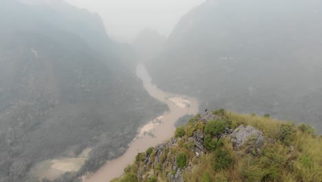 Pueblo-De-Muang-Ngoy-Laos-Con-Un-Increíble-Punto-De-Vista,-Aéreo