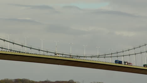 Mittlere-Aufnahme-Des-Verkehrs,-Der-In-Der-Mitte-Der-Humber-Brücke-Vorbeifährt-Und-Das-Wartungsportal-Zeigt