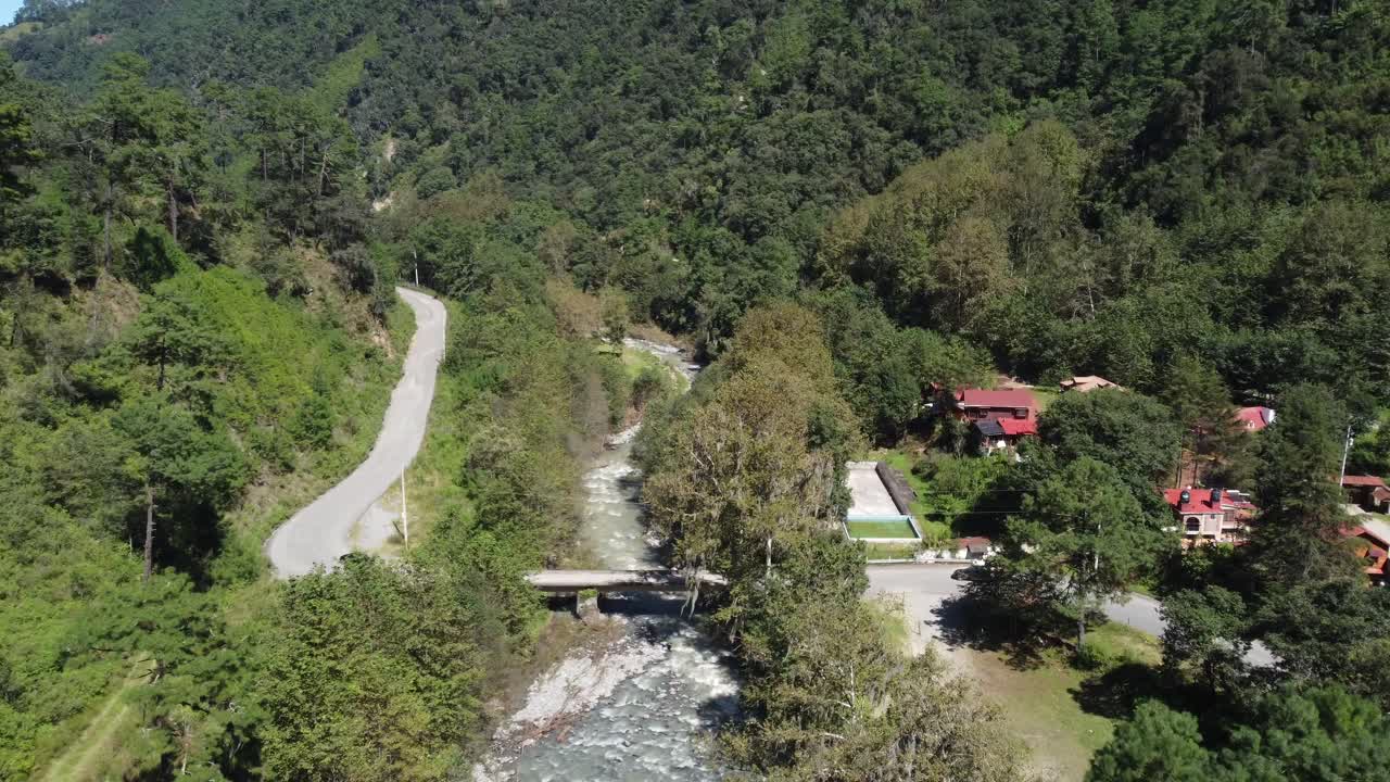 en la ciudad de zacatlán conduciendo paralelo a la corriente del río, puebla, méxico, vista aérea
