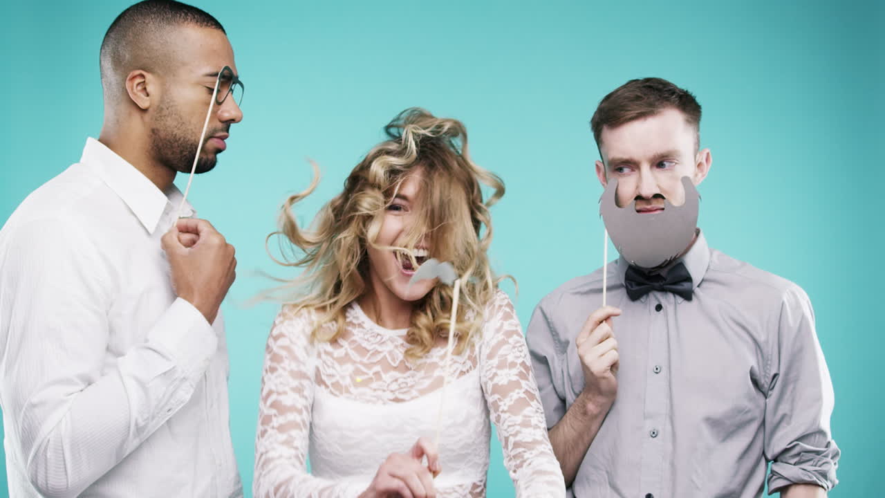 친구 들 이 사진 촬영 을 즐기고 있다