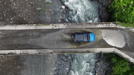 Conducción-De-Automóviles-En-La-Carretera-De-Montaña-Húmeda-Y-Fangosa-Del-Paso-De-Abano-En-El-Parque-Nacional-De-Tusheti,-Georgia