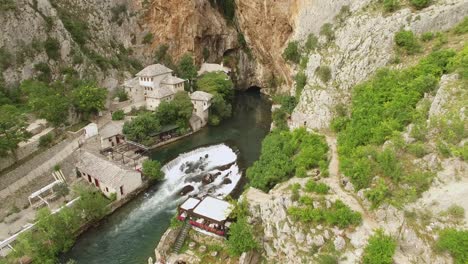 Una-Vista-Aérea-Muestra-El-Río-Buna-En-Blagaj-Bosnia