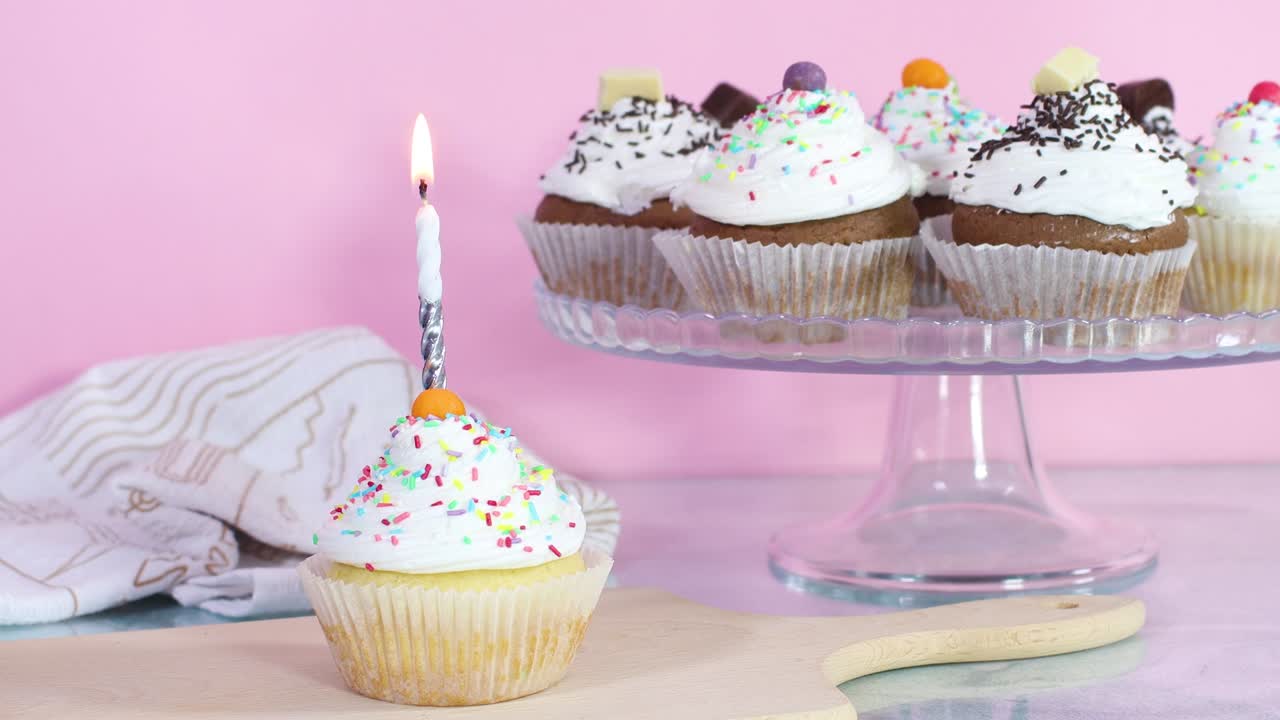 vela de cumpleaños en la taza de pastel servida para la fiesta de aniversario en la mesa