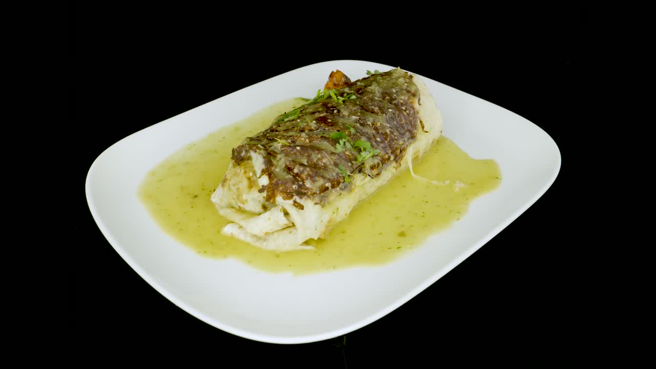 burrito bañado en salsa habanera sobre plato giratorio