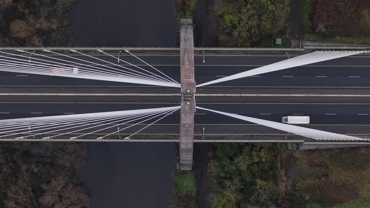 m1 고속도로를 가로지르는 메리 맥칼리스 보인 리 브릿지 (영어: mary mcaleese boyne valley bridge)