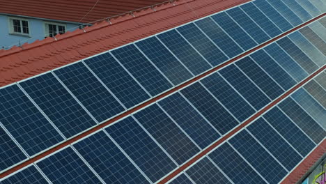 Paneles-Solares-En-El-Techo-De-Tejas-Rojas-Durante-El-Día-Soleado-Al-Aire-Libre-En-La-Naturaleza