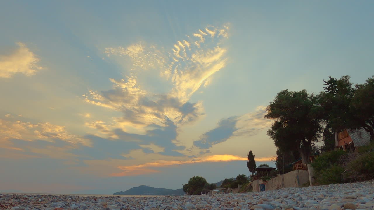 에게아 해 위의 황혼:  ⁇ 빛과 구름과 함께 파노라마적인 일몰 타임  ⁇ 스