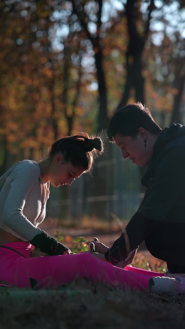 공원에서 부상을 입은 여성을 돕는 것