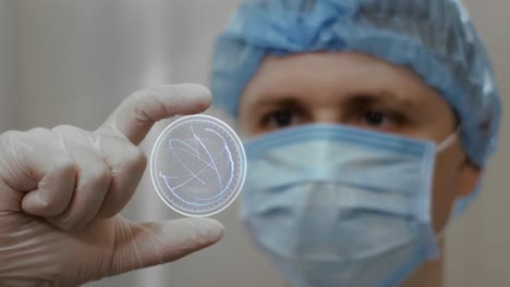 el médico mira el holograma con rayos de energía