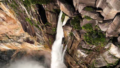 ángel cae por el borde de la montaña auyan-tepui en el parque nacional canaima en venezuela
