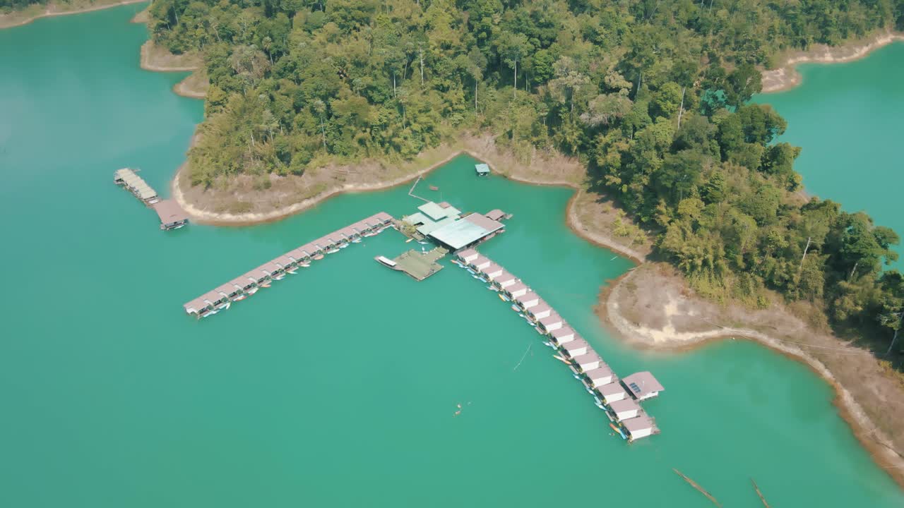 imágenes épicas de bungalows flotantes rodeados por la selva tropical en el parque nacional de khao sok tailandia