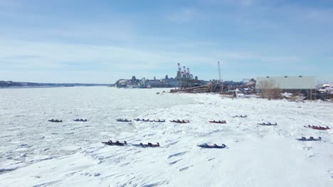 toma épica de drones, siguiendo a los equipos de carreras de hielo en canoa, parte 3