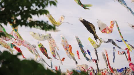 Karpfendrachen-In-Zeitlupe,-Die-Am-Kindertag-Im-Wind-Fliegen