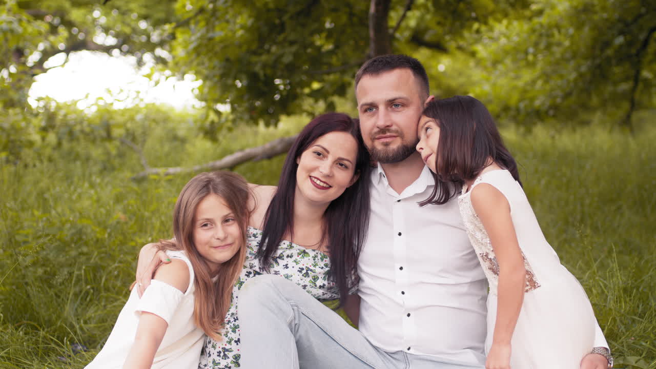 Retrato de uma família feliz na natureza