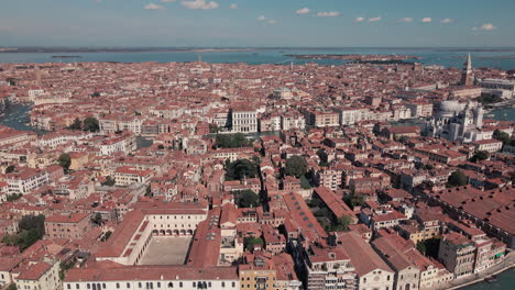 Luftdrohnenaufnahme-Der-Akademiebrücke-Im-Zentrum-Von-Venedig-Mittags-Wunderschöne-Architektur-Und-Stadtfarben,-Viele-Boote-Und-Yachten