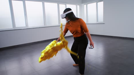 mujer experimentando la realidad virtual en la oficina moderna