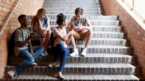 Klassenkameraden-Sitzen-Auf-Der-Treppe-Und-Benutzen-Mobiltelefone