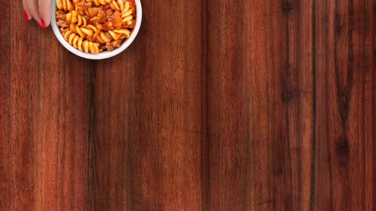 ofreciendo fusilli bolognese