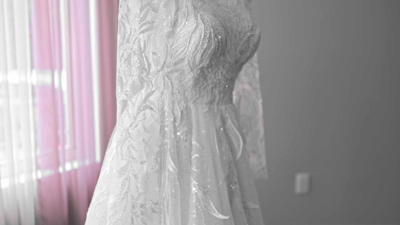 매니칸에 앉아있는 웨딩 드레스의 4k